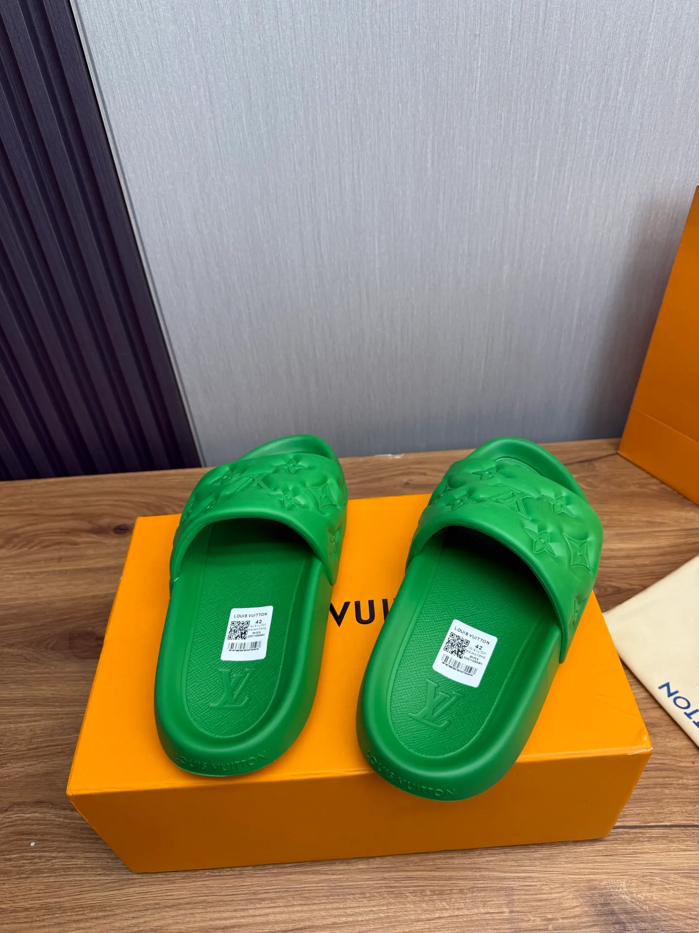 Men's shoes 💰260💰 ▪️LV's popular Little Red Book popular slippers hot sale: 1 shipment✅ Super textured and comfortable slippers, original TPU outsole. Authentic counter box drawer box packaging 🎁Size 38-45